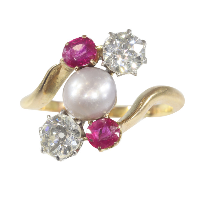 Vintage antique 18K gold ring with diamonds rubies and a natural pearl by Artista Desconhecido