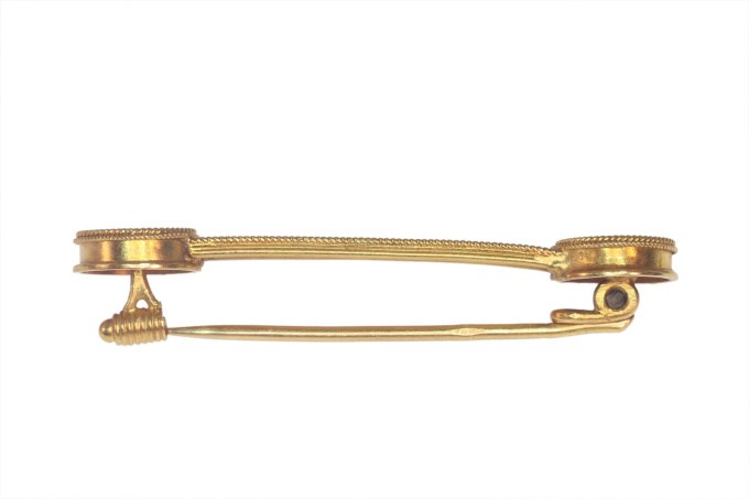 Vintage antique 19th Century 18K gold bar brooch decorated with gold granulation by Artista Desconocido