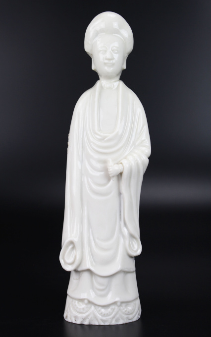 A Dehua Blanc de Chine standing figure of a lady with “de la Fontanges” European hairstyle, Kangxi period, ca. 1680 by Onbekende Kunstenaar