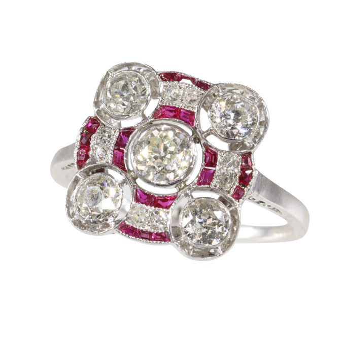 1920s Art Deco Diamond and Ruby Ring – A Romantic Legacy in Platinum by Artista Desconocido
