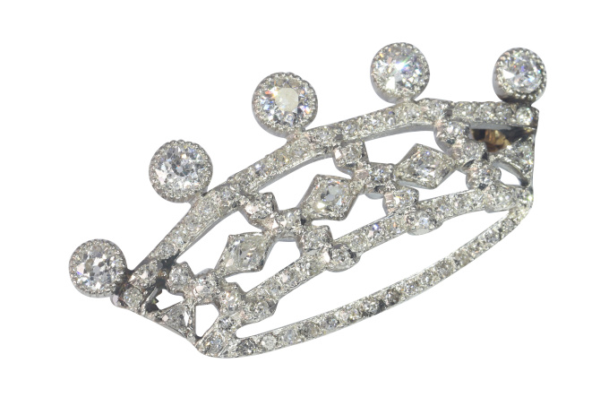 Vintage 1920's Art Deco platinum brooch presenting a crown set with diamonds by Artiste Inconnu
