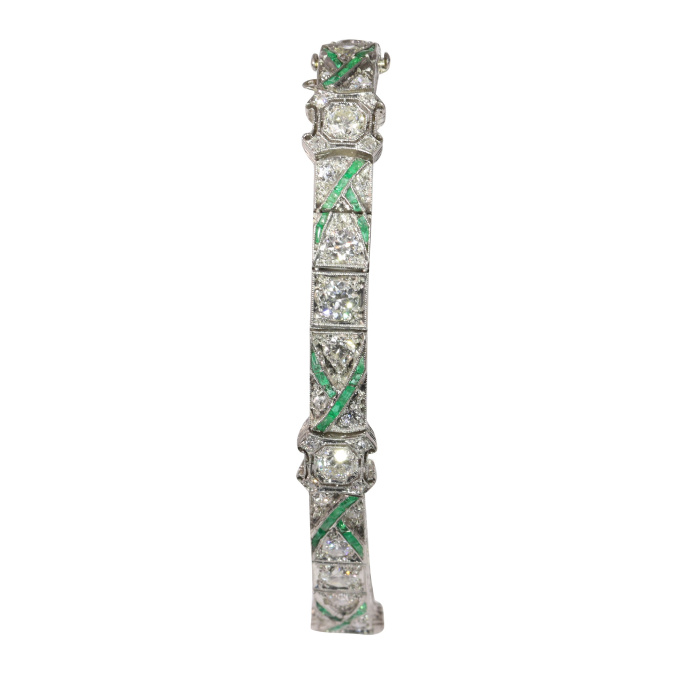 A True Art Deco Gem: 1920s Platinum Bracelet with Diamonds and Emeralds by Onbekende Kunstenaar