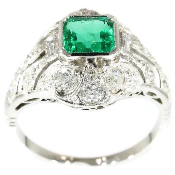 Platinum estate diamond engagement ring with truly magnificent Colombian emerald by Onbekende Kunstenaar