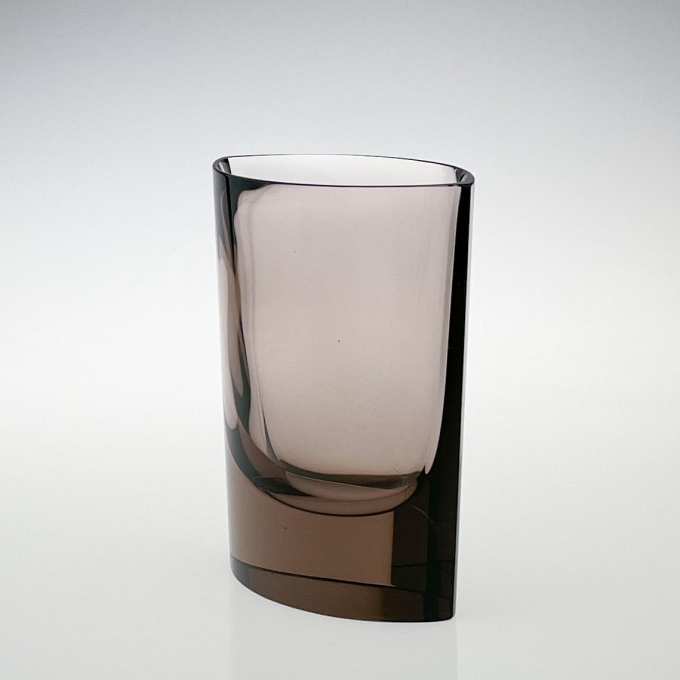 A Scandinavian Modern pink art glass object / vase, model N 407 – Nuutajärvi-Notsjö, Finland 1967 by Kaj Franck