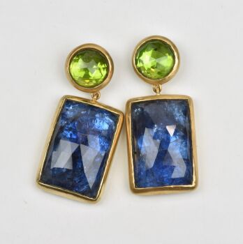 Oorbellen in 18k gezet op zilverfolie met groene peridot tops en blauwe tanzanite rechthoeken eronder. by Mary van der Sluis