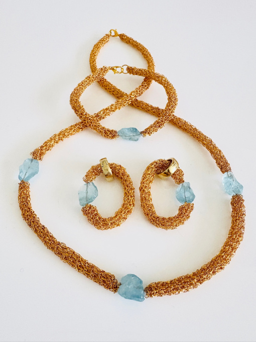Raw Aqua oorringen by Wilhelmina Huysman