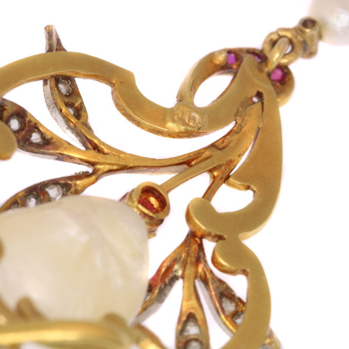 French Art Nouveau pendant with big Mississippi dog tooth pearl diamonds rubies by Artista Sconosciuto