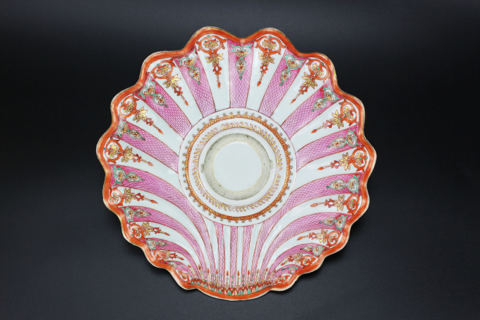 Two Chinese porcelain famille rose Mancerina plates, Qianlong Qing dynasty c. 1770 Chinese export dishes for the Spanish / Mexican market by Onbekende Kunstenaar