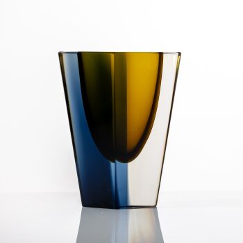 A glass Art-object “Prisma”, model KF 215 in yellow and blue hues – Nuutajärvi-Notsjö, Finland 1961 by Kaj Franck