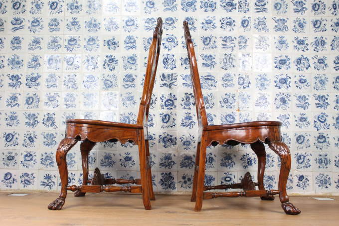 A pair of Dutch Colonial Solid Satinwood Chairs, Ceylon 18th century by Onbekende Kunstenaar