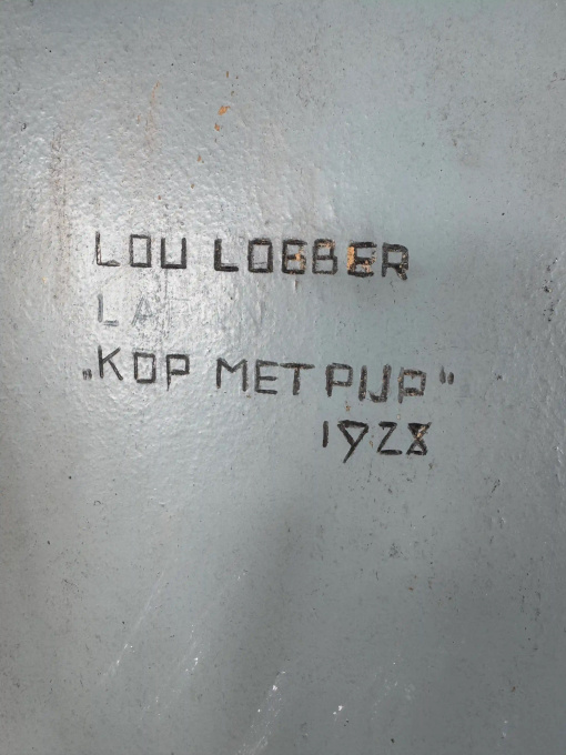 Kop met pijp by Lou Loeber