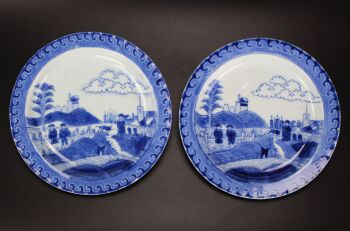 Two Chinese porcelain blue and white ‘Van Frytom’ style ‘Scheveningen’ or ‘Deshima’ dishes, Yongzheng period (1722–35) by Onbekende Kunstenaar
