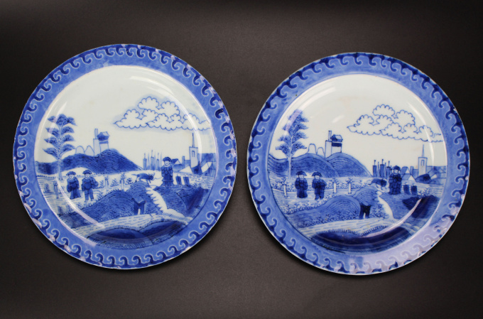 Two Chinese porcelain blue and white ‘Van Frytom’ style ‘Scheveningen’ or ‘Deshima’ dishes, Yongzheng period (1722–35) by Artista Desconhecido