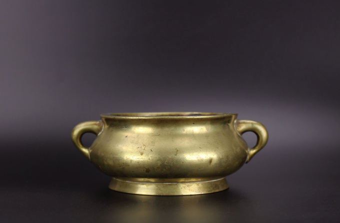 Chinese gilt bronze censer, Xuande mark, 18th century, Qing dynasty by Artista Desconhecido