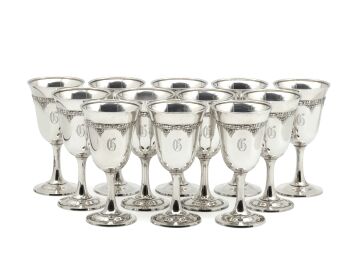 Silver drink gobelets by Artista Sconosciuto
