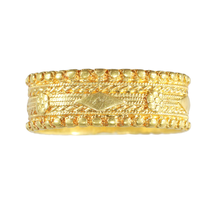 Antique 18K Gold Baroque Wedding Band, Circa 1700 – A Timeless Symbol of Love by Artista Sconosciuto