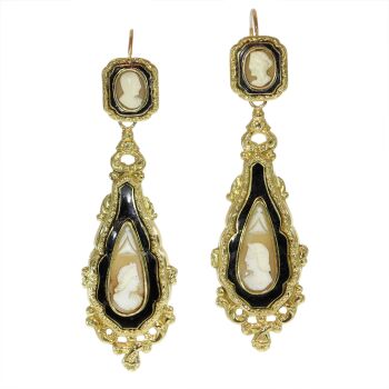 19th-Century Victorian Cameo Earrings – Mythology and Femininity in Gold by Unbekannter Künstler