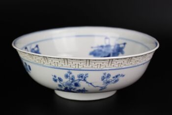 A Chinese porcelain blue and white 'Mantou Xin' bowl, Kangxi period (1661-1722) by Onbekende Kunstenaar