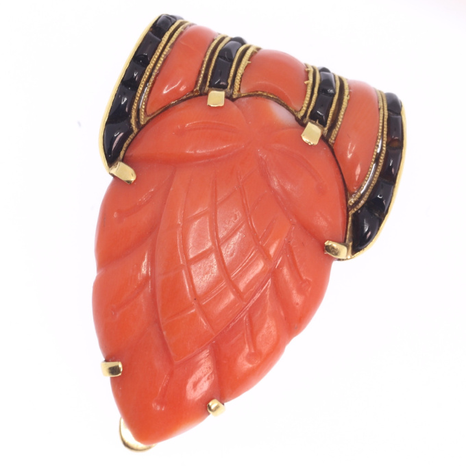 Truly magnificent Art Deco clip, typical Japonism, coral and carre cut onyx by Artiste Inconnu