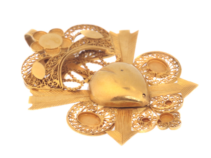 Late 18th Century Georgian arrow pierced heart locket pendant in gold filigree by Artista Sconosciuto