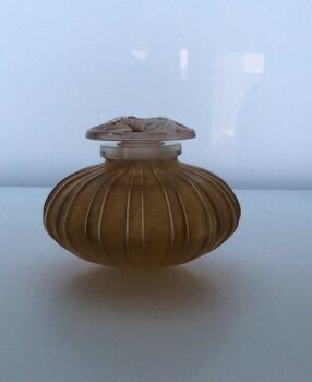 A very nice perfume flacon circa 1911 by René Lalique
