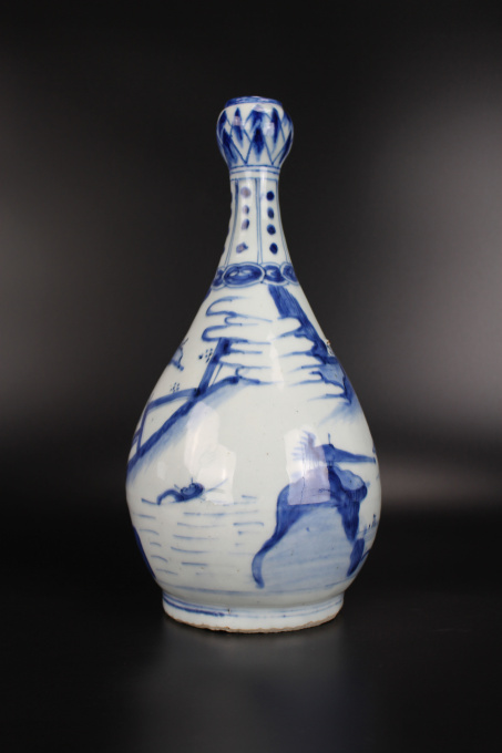 A rare Chinese blue and white bottle vase, Ming dynasty, Wanli period by Onbekende Kunstenaar