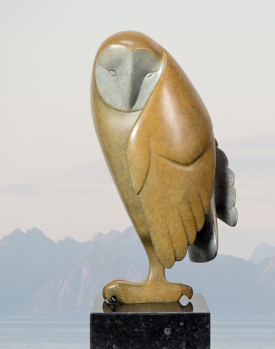 Opkijkende uil no. 2 by Evert den Hartog