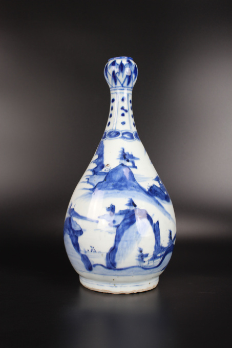 A rare Chinese blue and white bottle vase, Ming dynasty, Wanli period by Onbekende Kunstenaar