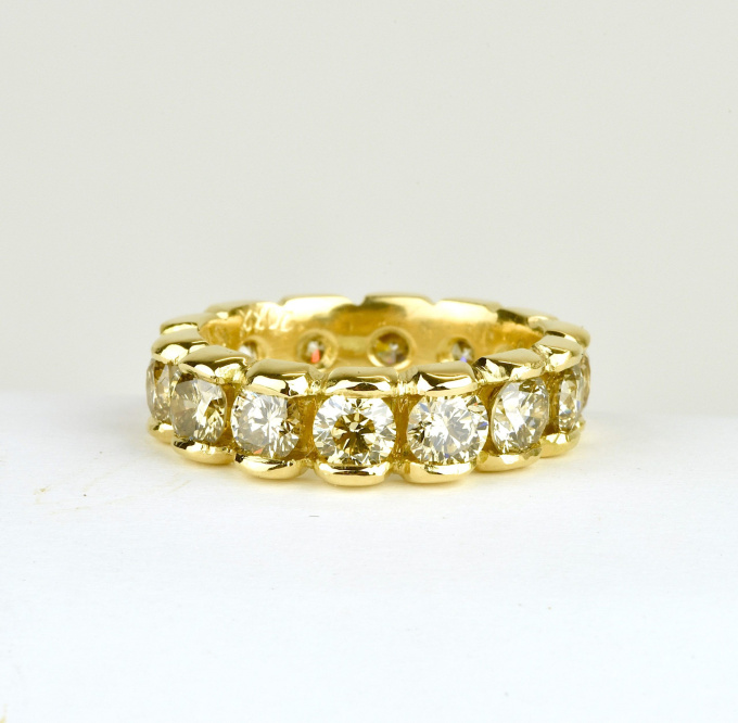 Bloemring met rondom bruine en champagne kleurige diamanten, 3.7 ct gemaakt in18k goud by Mary van der Sluis