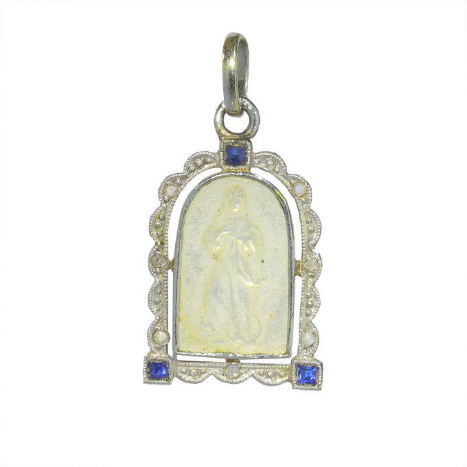 Vintage 1910's Edwardian - Art Deco 18K pendant Mother Mary medal in mother-of-pearl set with diamonds and sapphires by Unbekannter Künstler