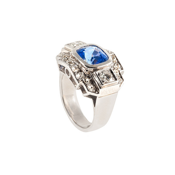 Retro ring in platinum set with diamonds and a sapphire by Artista Desconhecido