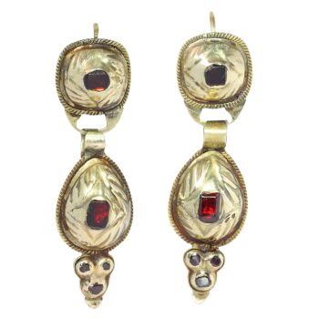 Mid-18th-Century Iberian Earrings – Garnets in Gold with Chased Floral Backs by Unbekannter Künstler