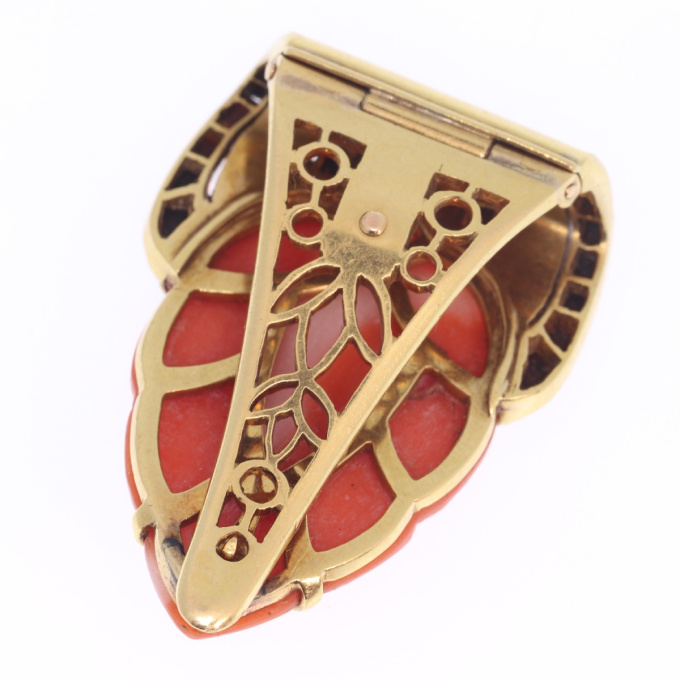 Truly magnificent Art Deco clip, typical Japonism, coral and carre cut onyx by Artiste Inconnu