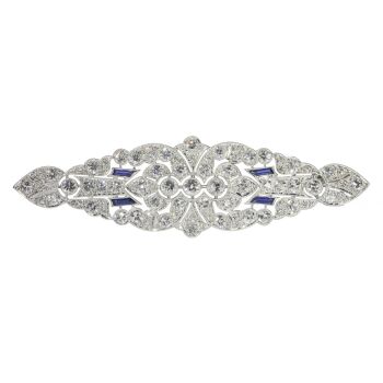 Vintage platinum Art Deco diamond brooch with sapphire accents by Onbekende Kunstenaar