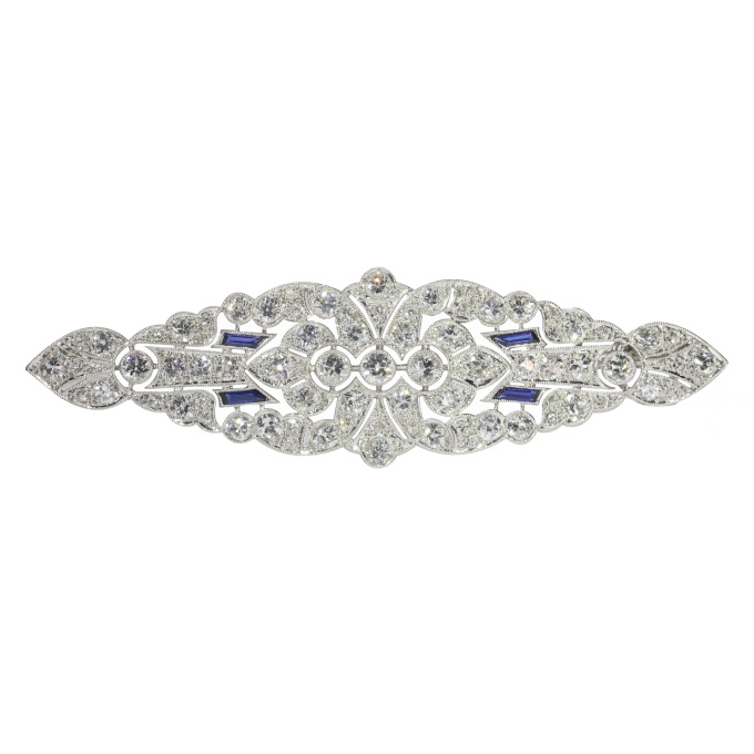 Vintage platinum Art Deco diamond brooch with sapphire accents by Unbekannter Künstler