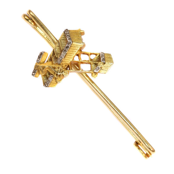 Unique gold diamond aviation brooch commemorating Belgium's first manned motorized flight by Artista Desconocido