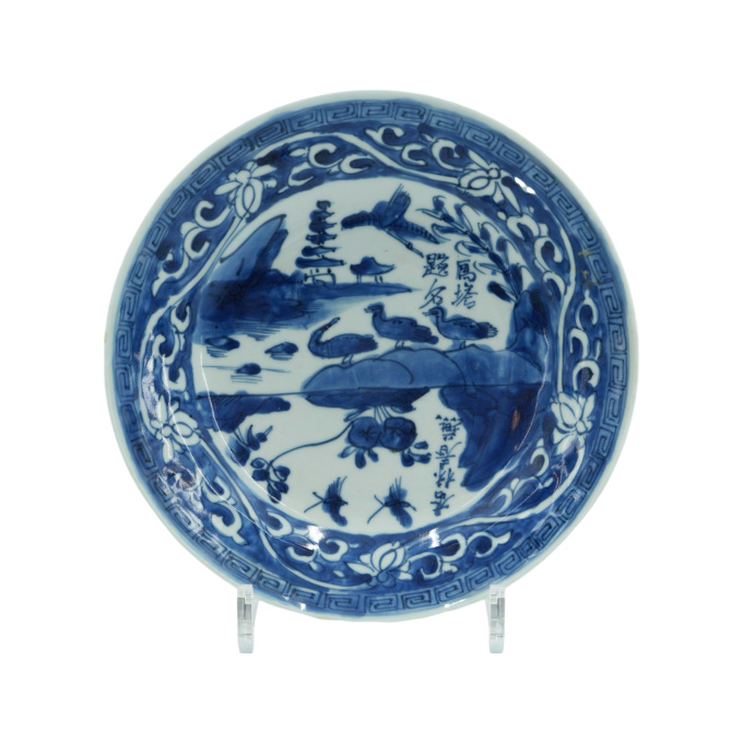 A pair of inscribed blue and white ‘Wild Goose Pagoda’ dishes for the Japanese market, Ko-Sometsuke, Ming dynasty, Tianqi Period (1621–1627). by Artiste Inconnu