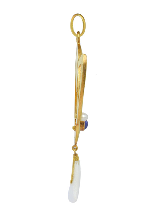 Romantic Whiplash: Art Nouveau Pendant with Diamonds, Sapphire, and Rare Pearl by Artista Desconocido