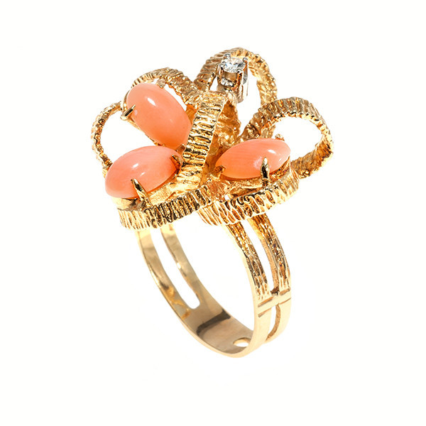 Ribbon ring with coral and a diamond by Artista Sconosciuto