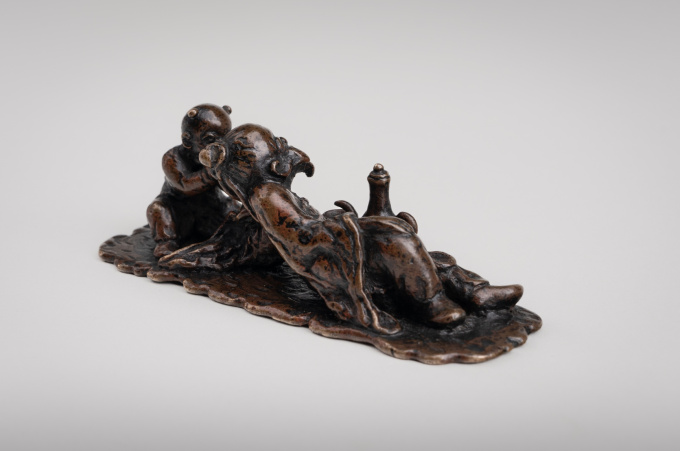 A Chinese bronze brush rest or paperweight, late Ming dynasty to early Qing dynasty, 17th century by Artista Desconhecido