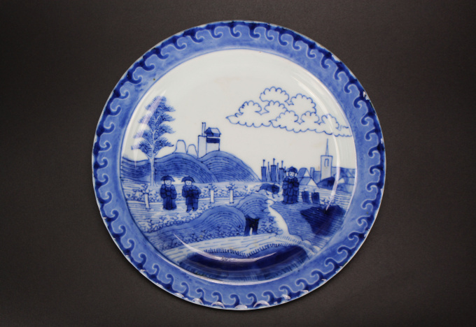 Two Chinese porcelain blue and white ‘Van Frytom’ style ‘Scheveningen’ or ‘Deshima’ dishes, Yongzheng period (1722–35) by Artista Desconhecido