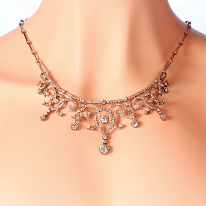 Romantic Victorian Diamond Garland – A Choker of Ceremony and Sentiment by Artista Desconocido