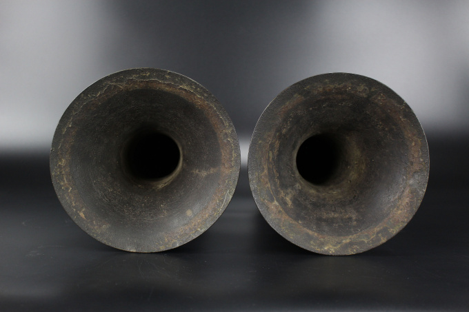 A Pair Of Large Chinese Archaistic Bronze ‘gu' Vases, Ming / Qing Dynasty, 17th-18th Century by Artista Sconosciuto