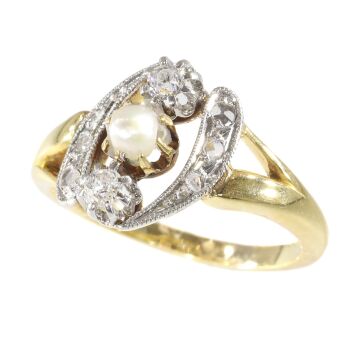 Elegant estate diamond and pearl engagement ring by Artista Desconhecido