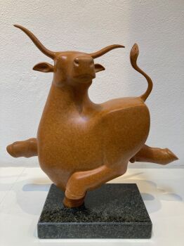 Wandelende Stier (klein) by Evert den Hartog