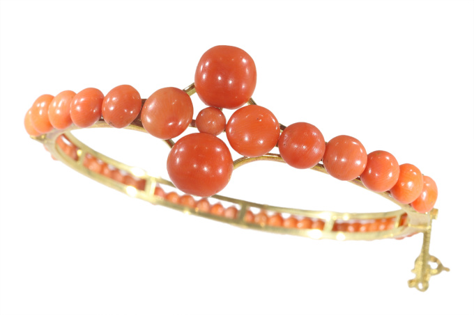 Vintage 18K coral bangle by Artista Desconocido