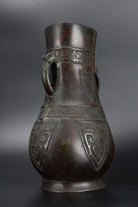 A Chinese bronze archaistic Hu vase, Ming dynasty (1368-1644) by Artiste Inconnu