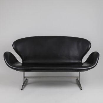 A vintage ‘Swan’ sofa, model 3321 – Fritz Hansen, Denmark by Arne Jacobsen