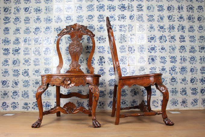 A pair of Dutch Colonial Solid Satinwood Chairs, Ceylon 18th century by Onbekende Kunstenaar