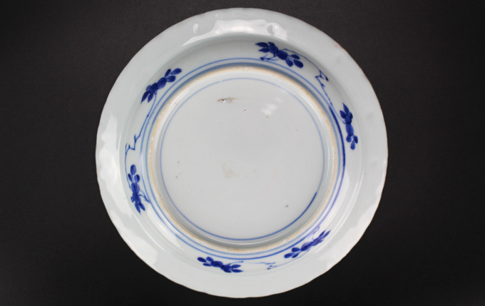 Two Chinese porcelain blue and white ‘Van Frytom’ style ‘Scheveningen’ or ‘Deshima’ dishes, Yongzheng period (1722–35) by Artista Desconhecido